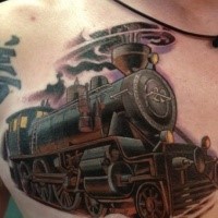 Nova escola estilo colorido trem tatuagem no peito