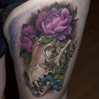 Neu Schle Stil Oberschenkel Tattoo von Tierschädel mit Blumen