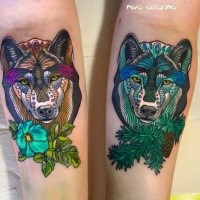 Neue Schule Stil verschieden aussehende farbige Unterarme Tattoos mit Wolfsgesichtern mit Blumen