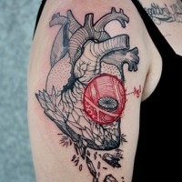 Tatuaje en el brazo, corazón, colores negro y rojo, estilo nuevo