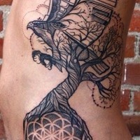 Tatuaje en las costillas, árbol, águila, esfera, estilo nuevo