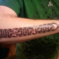 Tatuaje en el antebrazo,
cadena con nudos celtas