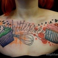 Neue Art farbiges Brust Tattoo von Cupcakes und Schriftzug