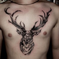 Tatuaje en el pecho, ciervo de tinta negra