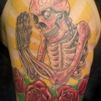 Tatuaje en el brazo, esqueleto astuto, rayos amarillos