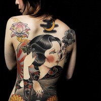 Tatuaje en la espalda, geisha en estilo nuevo
