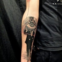 Tattoo von einem Mann mit allsehendem Auge in neuem Stil am Unterarm