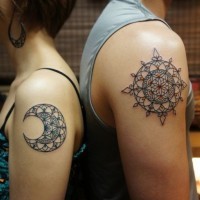 New Style Sonne und Mond Tattoo an der Schulter