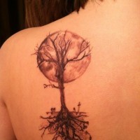 Tatuaje en el hombro, árbol con raíces y luna