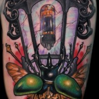 Tatuaje en el brazo, farol retro estupendo con escarabajo mecánico grande increíble