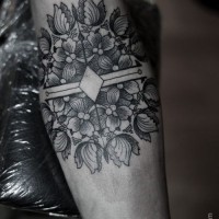 bello dolce progettato bianco e nero fiori bussola tatuaggio su braccio