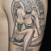 Tatuaje en el brazo, chica atractiva con alas