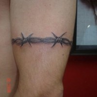 Tatuaje de alambre de espina en el antebrazo