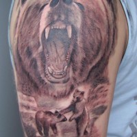 Tatuaggio sul deltoide la faccia dell'orso feroce & due orsetti