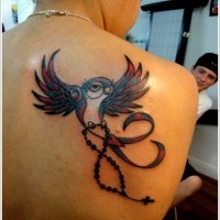 Tatuaggio sulla spalla l'uccello colorato che porta la croce