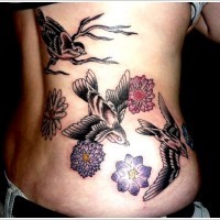 Tatuaggio impressionante sulla schiena gli uccelli & i fiori