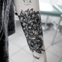 Tatuaje  de crisantemos grises en el antebrazo