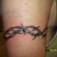 Tatuaje de alambre de espina realista