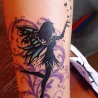 carina fata nera con modello viola tatuaggio sulla gamba