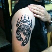 Tatuaje en el brazo, huella con oso tribal