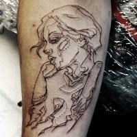Schönes Tattoo mit Porträt einer jungen Frau in schwarzen Linien am  Unterarm