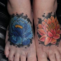 Tatuajes en los pies, dos lotos alucinantes de colores azul y rosa