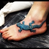Tatuaje en el pie, lagarto azul realista