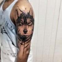 Tatuaggio del braccio superiore in inchiostro nero stile cartoon bello
