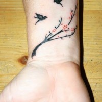 bello fiori di cilieggio e uccelli neri tatuaggio sul polso