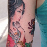 bella donna cinese tatuaggio su braccio