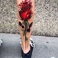 Tatuaje en la pierna, rosa roja maravillosa con manchas de pintura