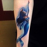 Tatuaje en el antebrazo,
sirena Ariel adorable en la luz azul