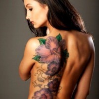 bellissimi fiori colorati tatuaggio sulla schiena di ragazza