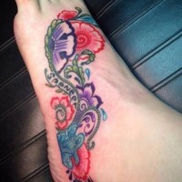 Tatuaje en el pie, encaje floral pintoresco