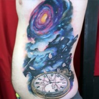 bello colorato spazio con orologio tatuaggio su costolette