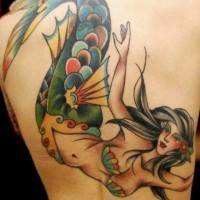 Tatuaje en la espalda,
sirena graciosa pintoresca
