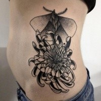 Bonito estilo blackwork combinado pintado por Michele Zingales tatuaje lateral de flor de crisantemo y mariposa