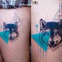 Bonito tatuaje en color el lobo con triángulo azul en la cadera