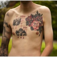 carina combinazione vecchia macchina fotografica con fiori tatuaggio su petto