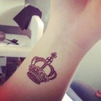 Schönes Tattoo mit Krone am Rist