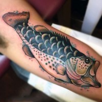 Schöner detaillierter farbiger großer Fisch Tattoo am Arm