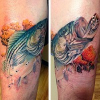 Tatuaje  de pez realista que  persigue el señuelo y bosque precioso