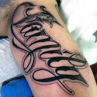 Tatuaje en el brazo, palabra familia de letra cursiva grande