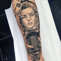 Tatuaje de Marilyn Monroe hermosa con micrófono