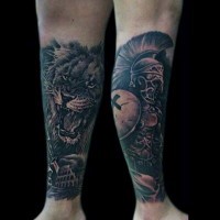 Tatuaje en el antebrazo, león furioso con guerrero antiguo, colores oscuros