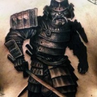 Tatuaje en la espalda,
guerrero samurái furioso con espada