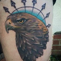Tatuaje en el muslo, 
cara de águila con flechas antiguas