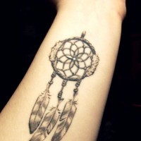Tatuaggio bianco nero sul braccio il dreamcatcher
