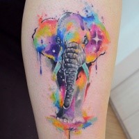 Nettes Elefant Tattoo mit bunten Farbentropfen Tattoo von Javi Wolf im Aquarell Stil