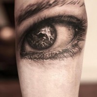 Tatuaggio realistico sul braccio l'occhio
